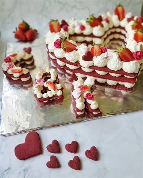 Zusammengesetzter Number Cake mit Tupfen aus Frischkäsecreme und bunter Deko