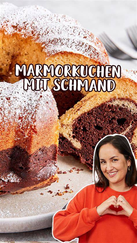 Zusammengestellte Auswahl sommerlicher Kühlschranktorten auf einer Kuchentafel