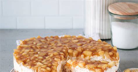 Zusammensetzen der Apfel-Baiser-Torte (mit Tortenring und Schichten)