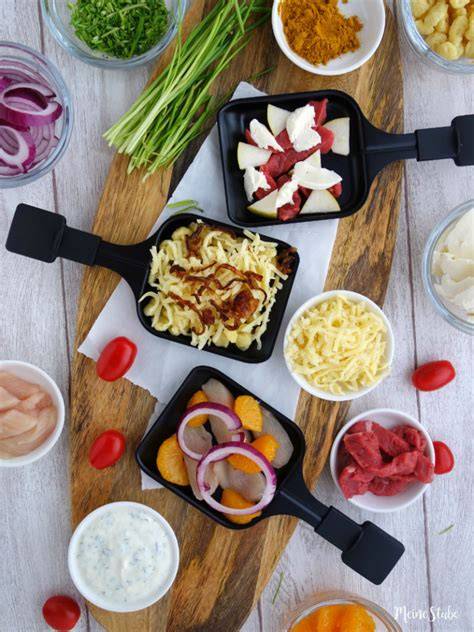 Zusammenstellung: Zutaten und Toppings für Raclette-Nachtisch