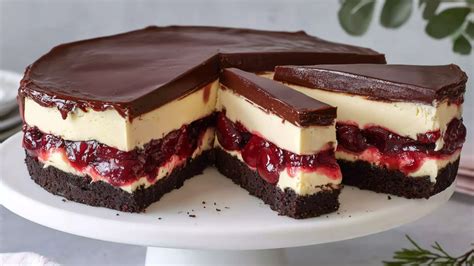 Zusammenstellung klassischer Torten: Schwarzwälder, Donauwelle, Käsekuchen