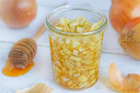 Zusammenstellung von Zwiebelsaft mit Honig und Kandiszucker