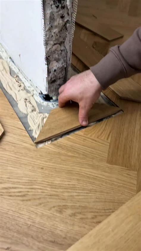 Zuschnitt und Zusammenbau der Böden für das Schachbrettmuster