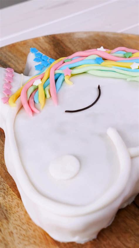 Zutaten: Eier, Butter, Zucker, Fondant und Deko für Einhorn-Torte