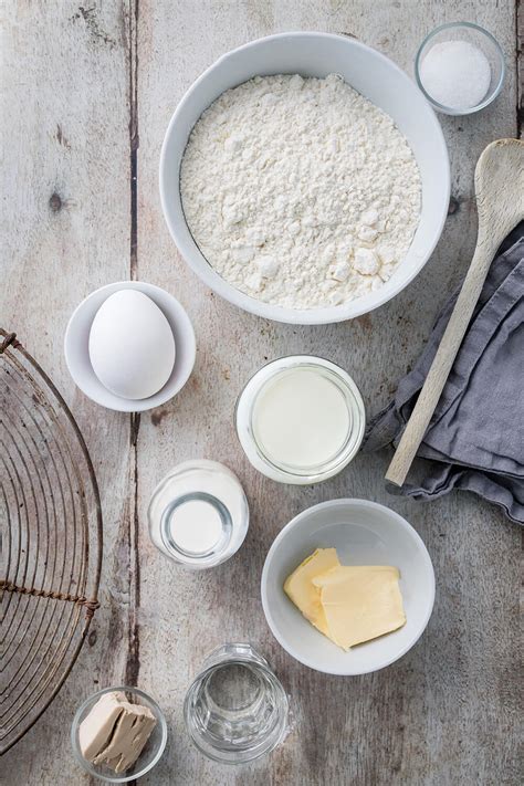 Zutaten: Mehl, Butter, Hefe, Milch in Schalen