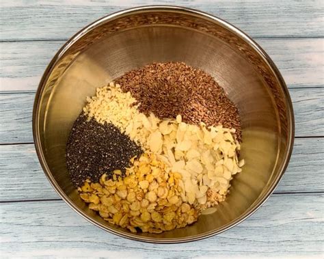 Zutaten: Nüsse, Kerne und Kokoschips für Low Carb Granola