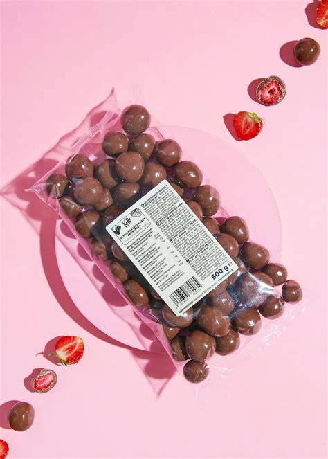 Zutaten: Quinoa, gefriergetrocknete Erdbeeren, dunkle Schokolade, Kokoscreme