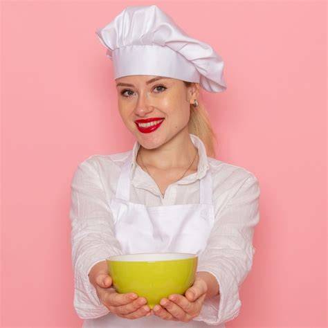 Zutatenübersicht: Eier, Mehl, Zucker, Sahne, Mascarpone, Quark, Pfirsiche, Gelatine