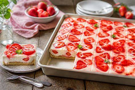 Zutatenübersicht: Erdbeeren, Frischkäse, Joghurt, Eier, Löffelbiskuits, Butter, Gelatine