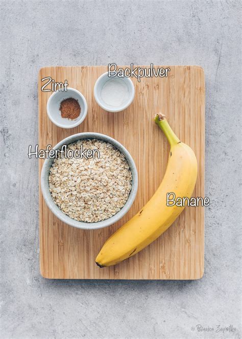 Zutatenübersicht: Haferflocken, Banane, Nüsse, Saaten, Beeren, Gewürze