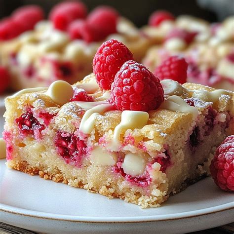 Zutatenübersicht: Himbeeren, weiße Schokolade, Sahne, Butter, Hohlkörper