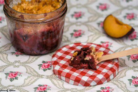 Zutatenübersicht: Mehl, Zucker, Butter, Pflaumen aus dem Glas, Zimt