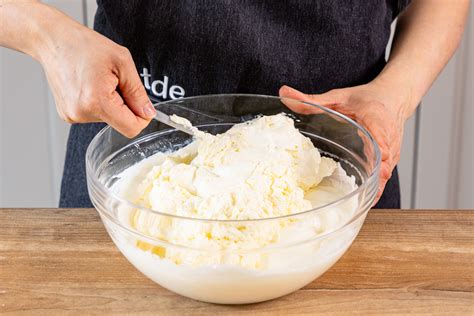 Zutatenübersicht: Quark, Sahne, Gelatine, gemischte Waldbeeren, Tortenguss