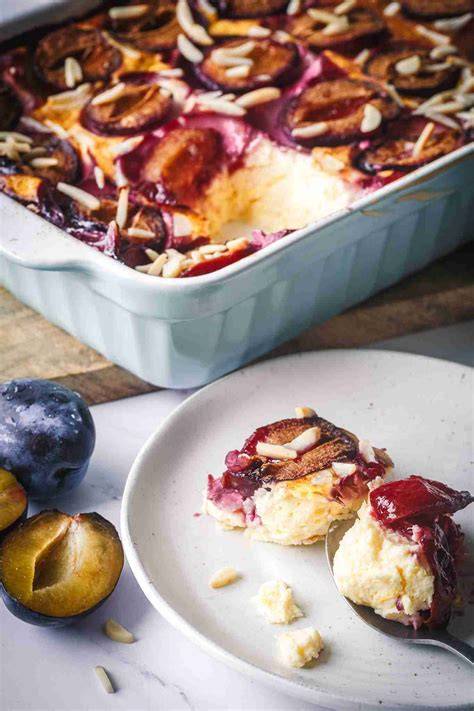 Zutatenübersicht: Quark, Zwetschgen, Eier, Puddingpulver, Zucker, Skyr