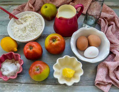 Zutatenübersicht: Sanella, Äpfel, Kokosraspel, Mehl, Zucker, Eier, Zitronensaft