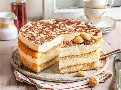 Zutatenübersicht für Tiramisu Torte: Eier, Mascarpone, Sahne, Biskuit, Espresso, Kakaopulver
