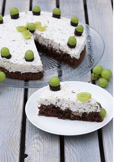 Zutatenübersicht für eine Schoko Trauben Nuss Torte