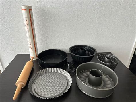 Zutatenübersicht und Werkzeug: Springform, Teigroller, Teigrad