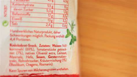 Zutaten & Zubereitung der Marmeladenfüllung auf einem Küchentisch arrangiert