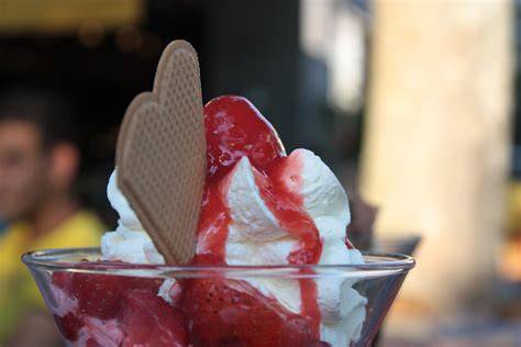 Zutaten Erdbeereis: Erdbeeren, Zucker, Eigelb, Milch, Sahne, Vanillezucker