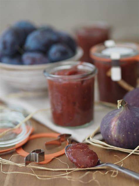 Zutaten Pfirsiche und Feigen Marmelade in Schalen und auf Schneidebrett