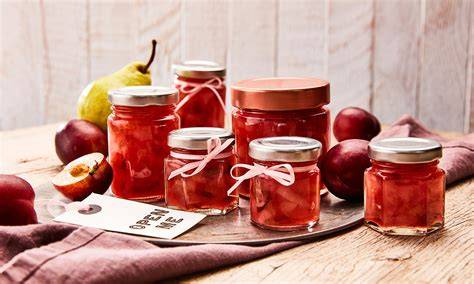 Zutaten Pflaumen-Birnen-Marmelade auf Küchenbrett