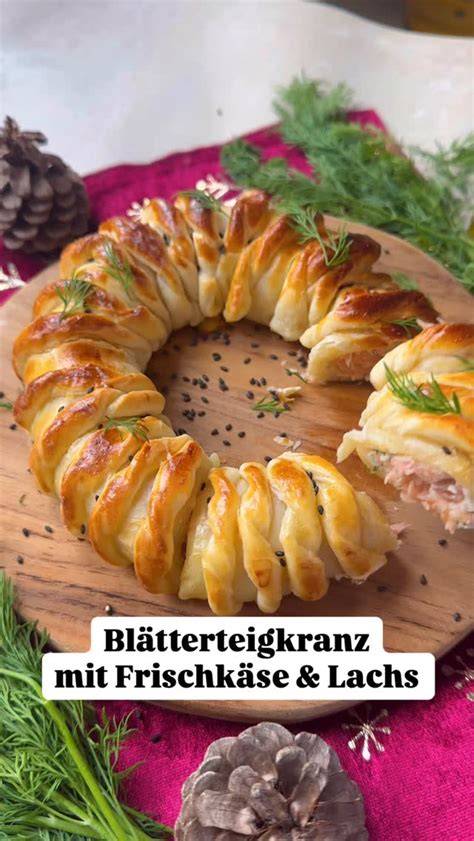 Zutaten auf der Arbeitsfläche: Blätterteig, Frischkäse, Eier, Zimt