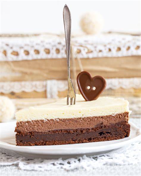 Zutaten aufgeführt neben einem Stück Schokoladen Rum Torte