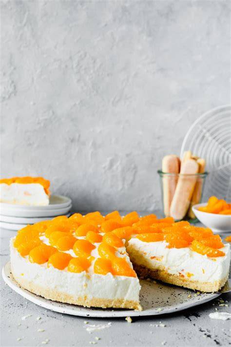 Zutaten der Mandarinen-Yogurette-Torte sortiert auf einem Tisch