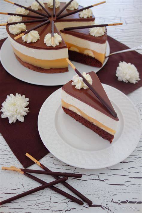 Zutaten der Mikado Torte mit Ananas in einer Aufstellung vor dem Backen