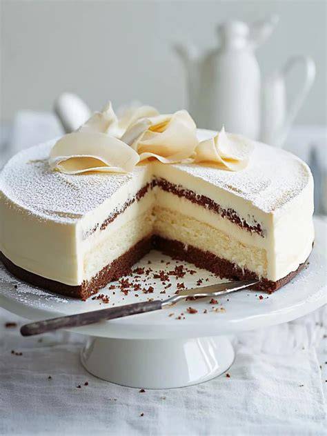 Zutaten einer weißen Sachertorte in der Übersicht