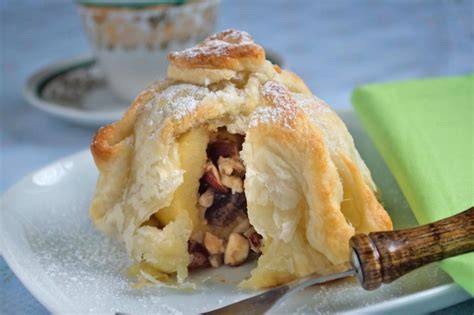 Zutaten für Apfel im Schlafrock mit Vanillepudding auf einem rustikalen Holztisch