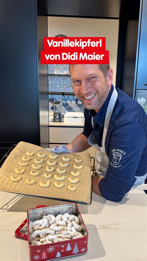 Zutaten für Apfel-Nuss-Blechkuchen übersichtlich angeordnet auf einer Arbeitsfläche