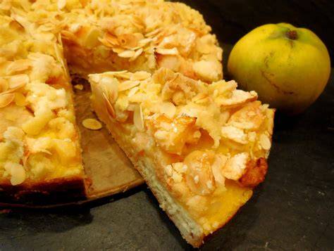 Zutaten für Apfel-Quitten-Kuchen, arrangiert auf einer Arbeitsplatte