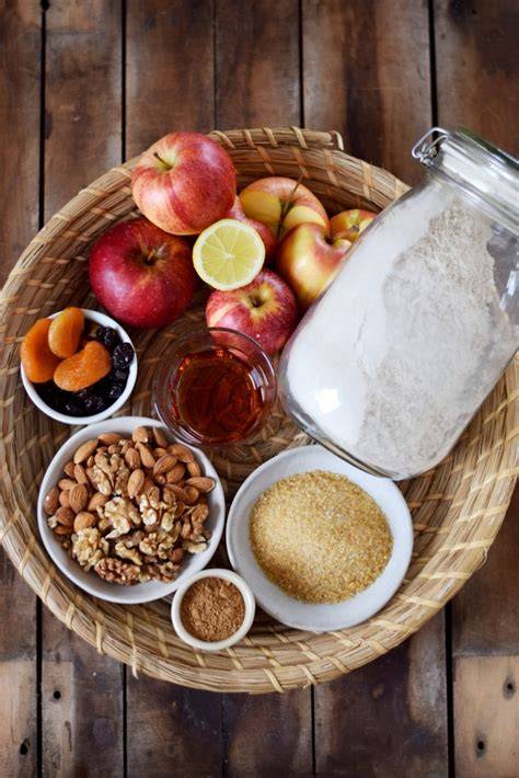 Zutaten für Apfelbrot: Äpfel, Nüsse, Honig, Trockenfrüchte