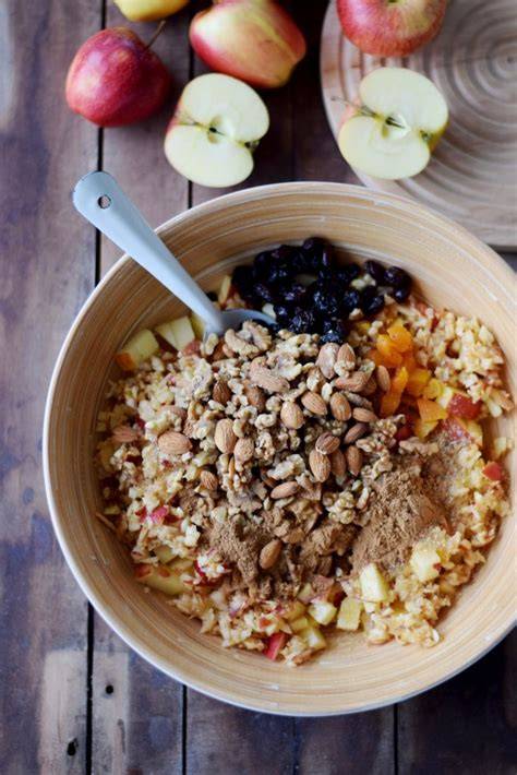 Zutaten für Apfelbrot: Äpfel, Nüsse, Trockenfrüchte und Gewürze