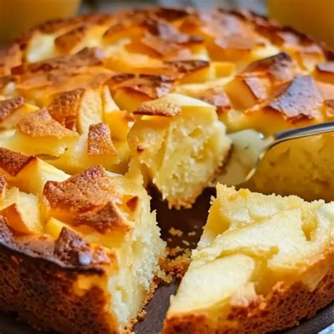 Zutaten für Apfelkuchen (Äpfel, Margarine, Zucker, Mehl, Eier) sortiert auf einer Küchenplatte