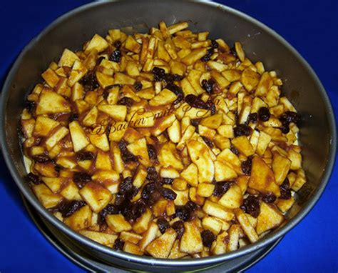 Zutaten für Apfelkuchen mit Rumrosinen - einzeln fotografiert
