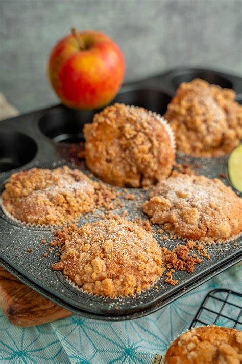 Zutaten für Apfelmuffins: Apfelwürfel, Puddingpulver, Mehl, Eier, Butter, Zucker, Zimt