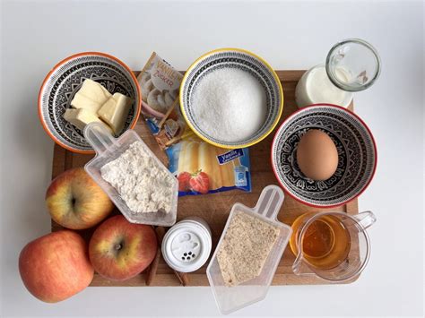 Zutaten für Apfeltorte: Apfel, Mehl, Ei, Butter, etc.