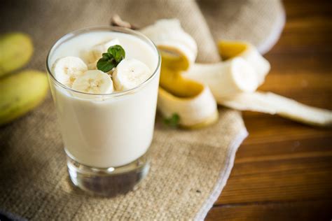 Zutaten für Bananen-Joghurt-Eis: Banane, Joghurt, Honig, Zitrone