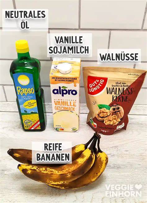 Zutaten für Bananeneis: reife Bananen, Joghurt, Vanille, Zitronensaft auf einem Holzbrett