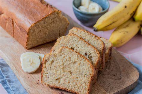 Zutaten für Bananenkuchen mit Marzipan auf einer Küchenarbeitsplatte