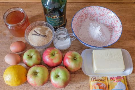 Zutaten für Becherkuchen Apfelkuchen abgemessen in Bechern