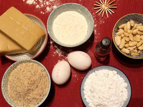 Zutaten für Bethmännchen (Marzipan, Mandeln, Puderzucker, Mehl, Eier)