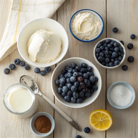 Zutaten für Blaubeereis auf einem Holzbrett