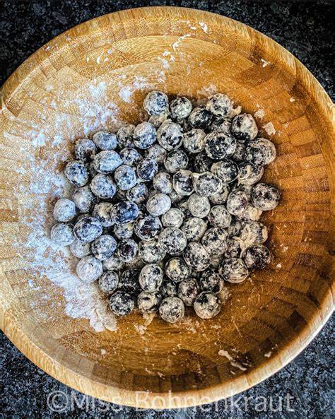 Zutaten für Blaubeerkuchen - Schokolade, Blaubeeren, Teig