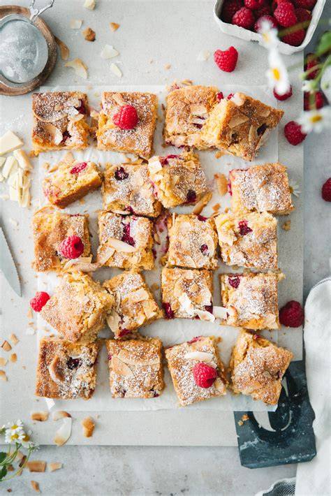 Zutaten für Blondies und weiße Schokolade auf einem Tisch