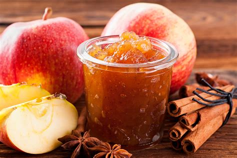Zutaten für Brombeer-Basilikum-Marmelade arrangiert