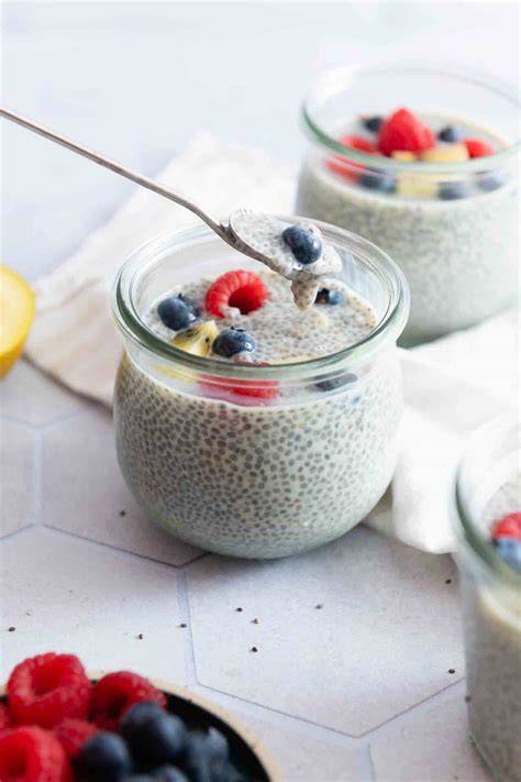 Zutaten für Chia Protein Pudding - Milch, Skyr, Proteinpulver, Chiasamen, Beeren, Gläser